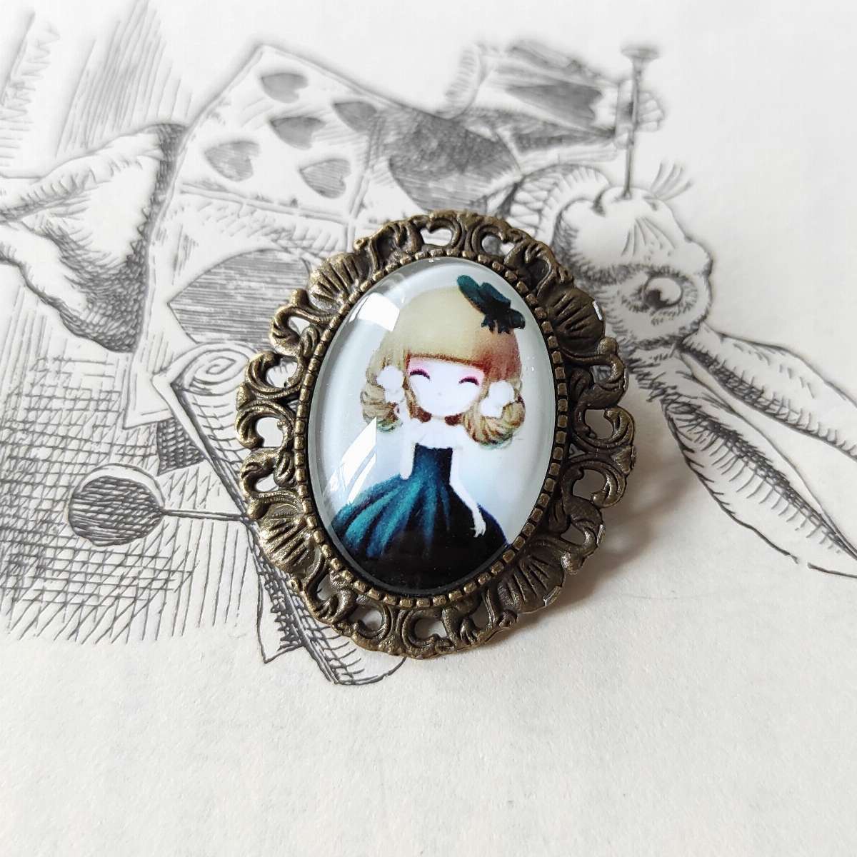Broche bronze poupée bleu paon